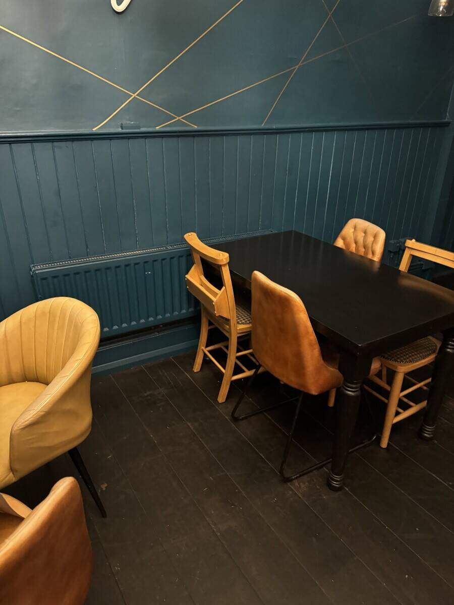 Small trendy bar, enfield North London Photo 6