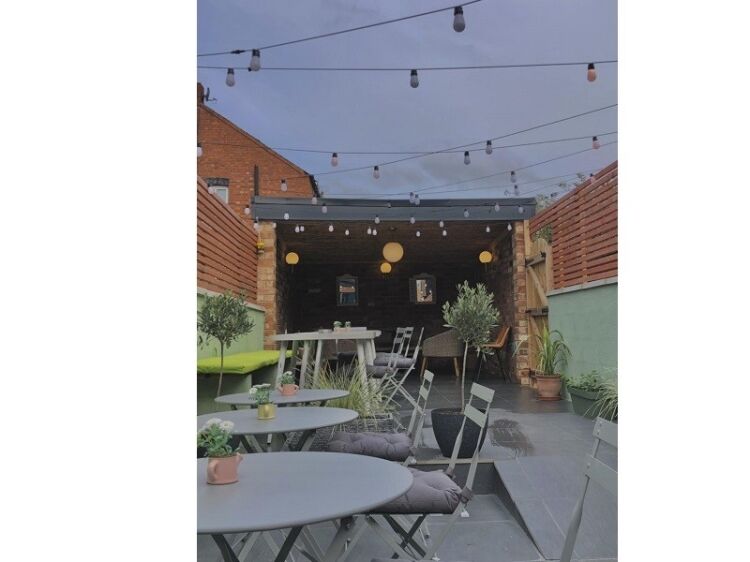 Newly established Pizza and Wine restaurant for sale