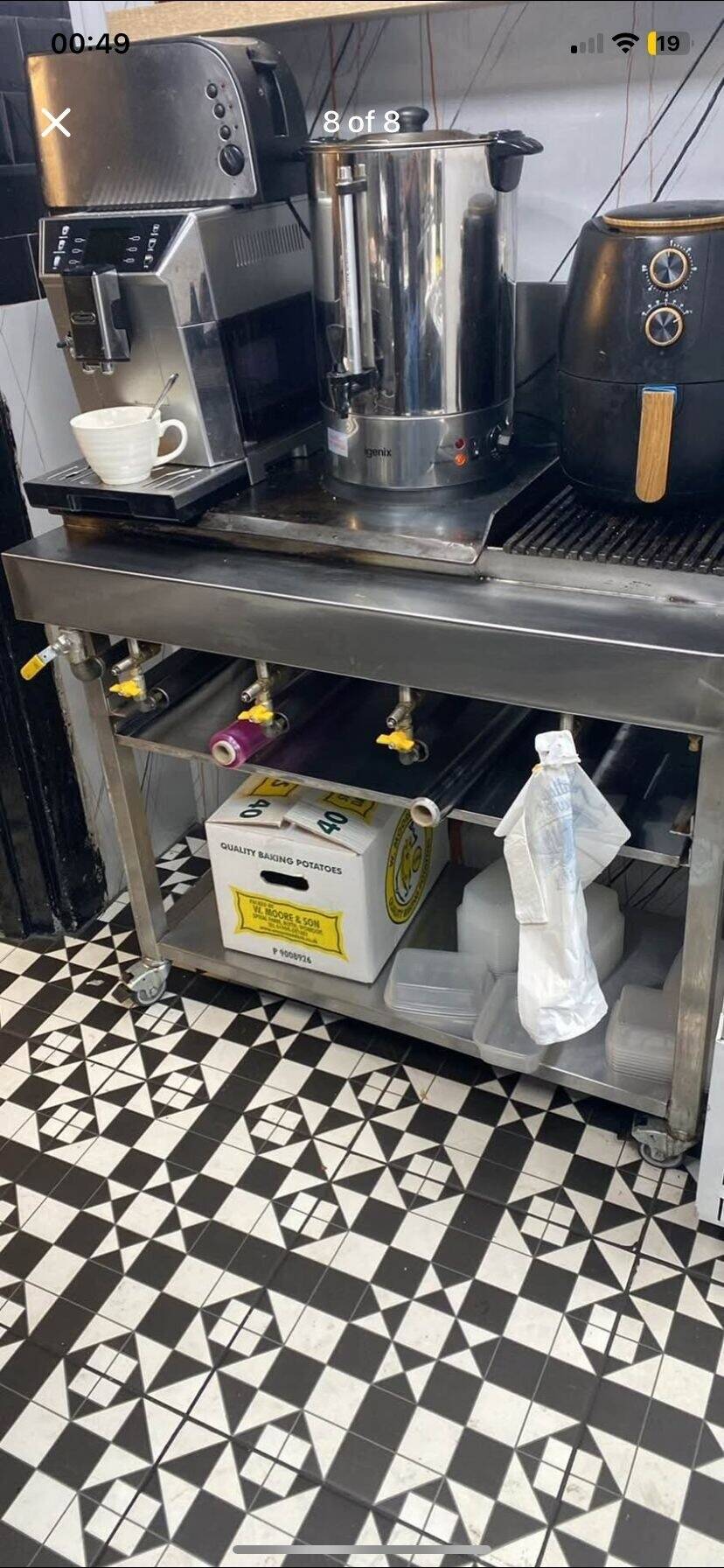 TAKEAWAY BUSINESS FOR SALE WITH 2 BEDROOM FLAT