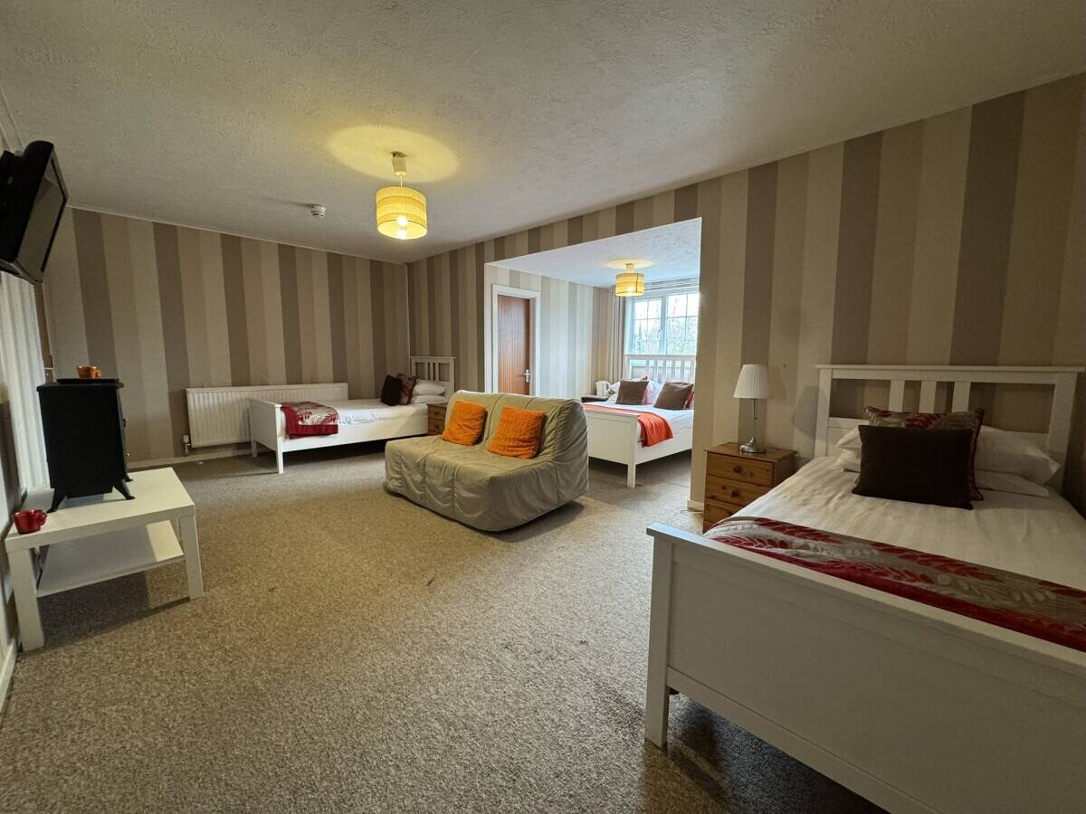 LLANDEILO, CARMARTHENSHIRE - EDGE OF TOWN INN, HOTEL AND FUNCTIONS VENUE IN EXCELLENT ORDER