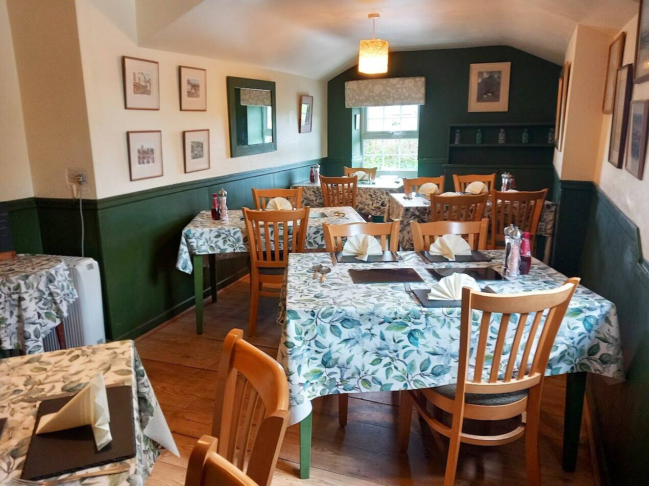 HEREFORDSHIRE CHARACTER COTTAGE STYLE PUBLIC HOUSE
