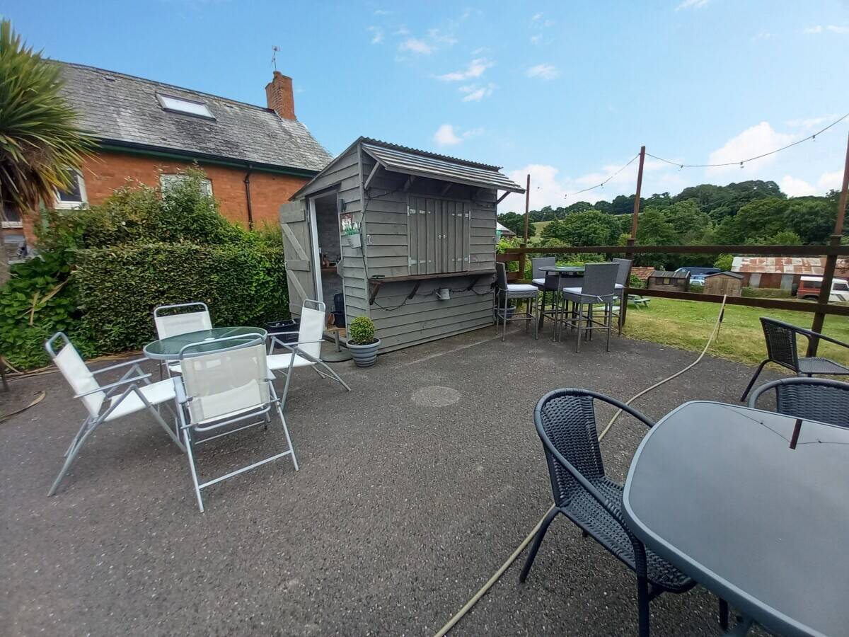 DEVON - VILLAGE FREEHOUSE CLOSE TO TOWN AND MAJOR CITY