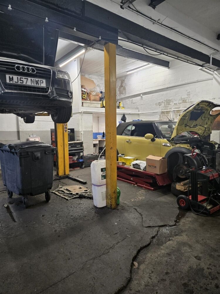 HIGHLY REGARDED MOT AND VEHICLE REPAIR BUSINESS Photo 6