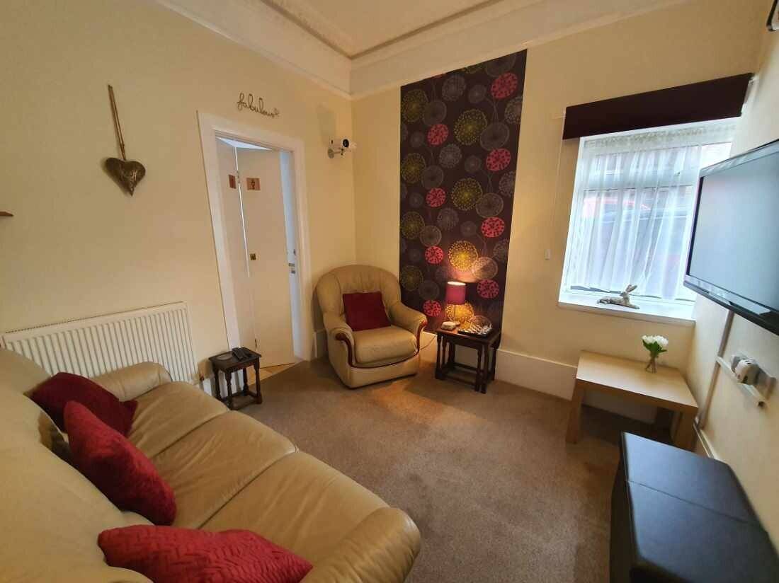 A Beautiful Victorian 8 bedroom Guest House Photo 3