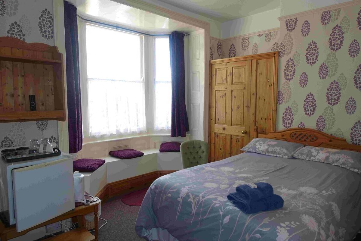 Rare Freehold Weymouth Sea Front Guest House For Sale Photo 6
