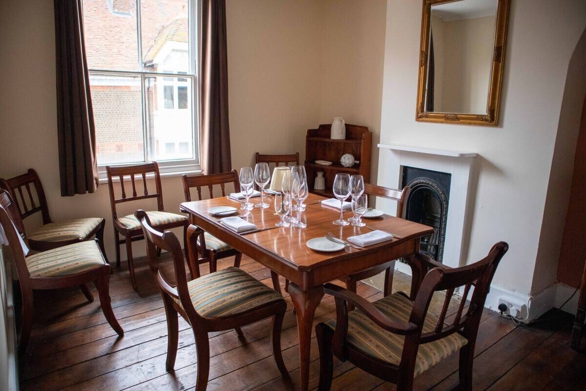 BERKSHIRE - FREEHOLD TOWN CENTRE BAR AND RESTAURANT