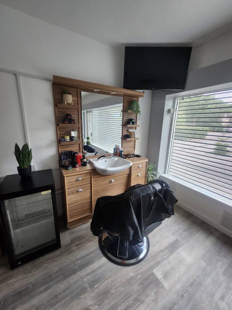 Salon, Barbers, Nails, and Beauty shop for sale in Tunbridge Wells