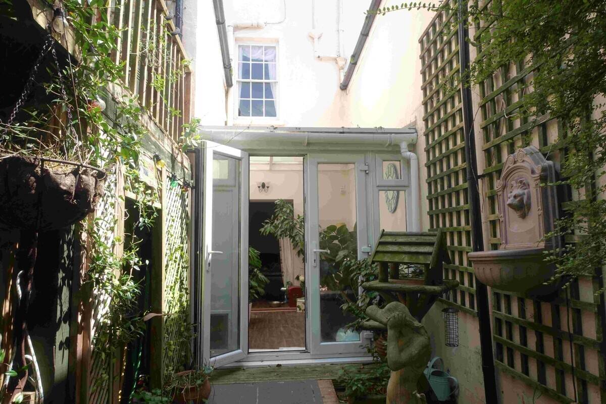 Stylish Seaside Guest House with Sub-Tropical Private Garden For Sale in Weymouth Photo 6