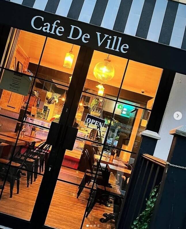 Cafe De Ville - Thriving Daytime Cafe Transitioning into a Bustling Evening Wood-fired Pizzeria
