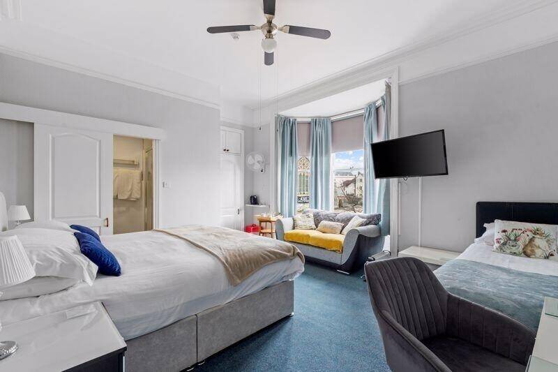 A Rare Freehold Guest House for sale in Weymouth with Car Park! Photo 6