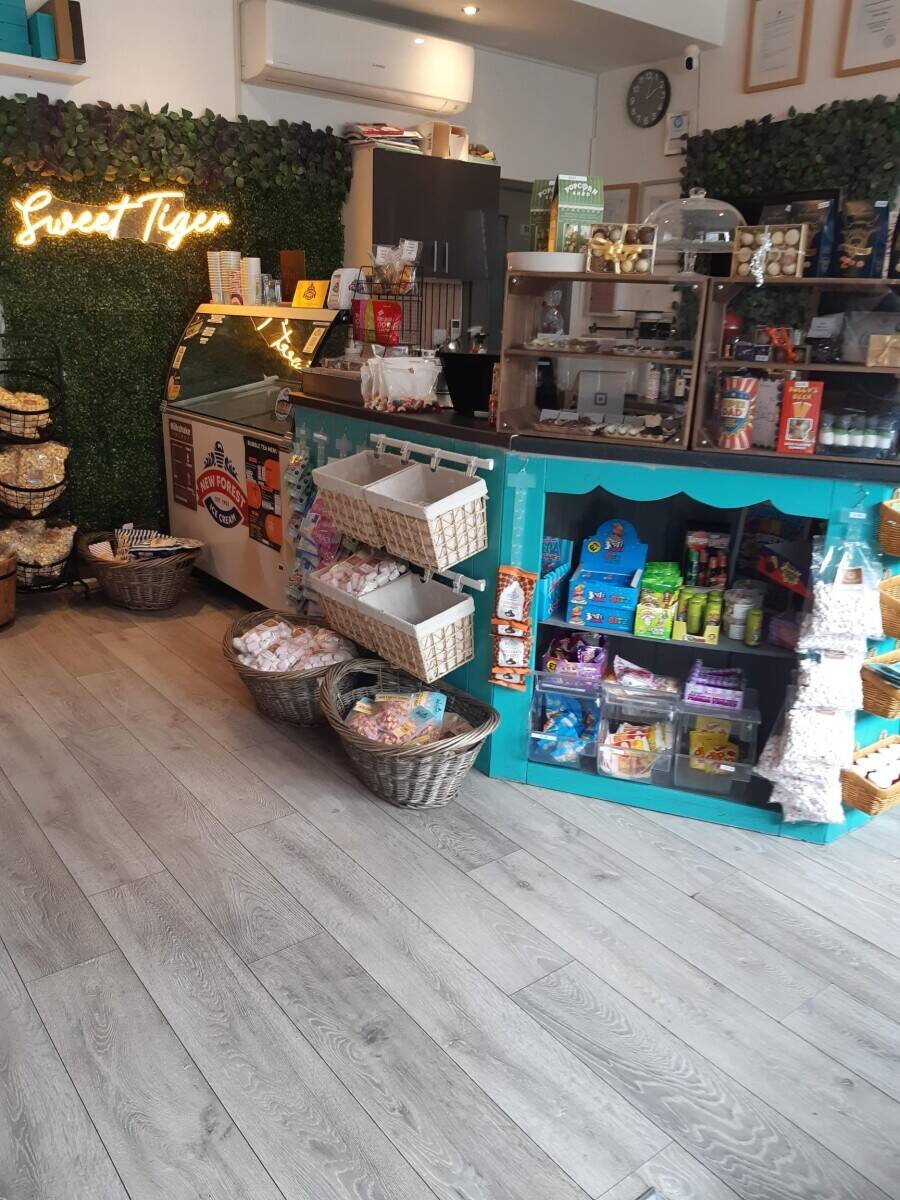 Established Sweet  & Bubble Tea shop in Crowthorne High St - Berkshire