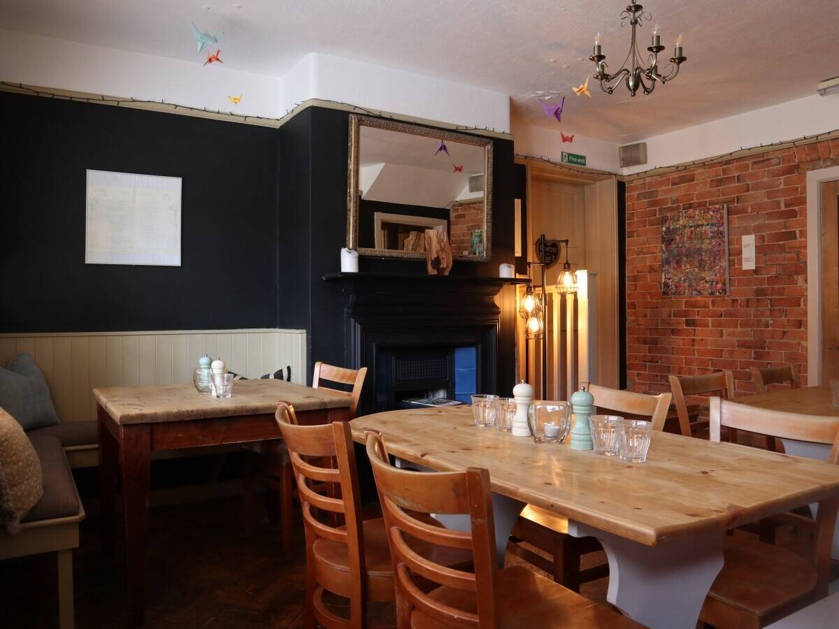 DORSET – WELL-APPOINTED AND CHARMING COUNTRY FREEHOUSE