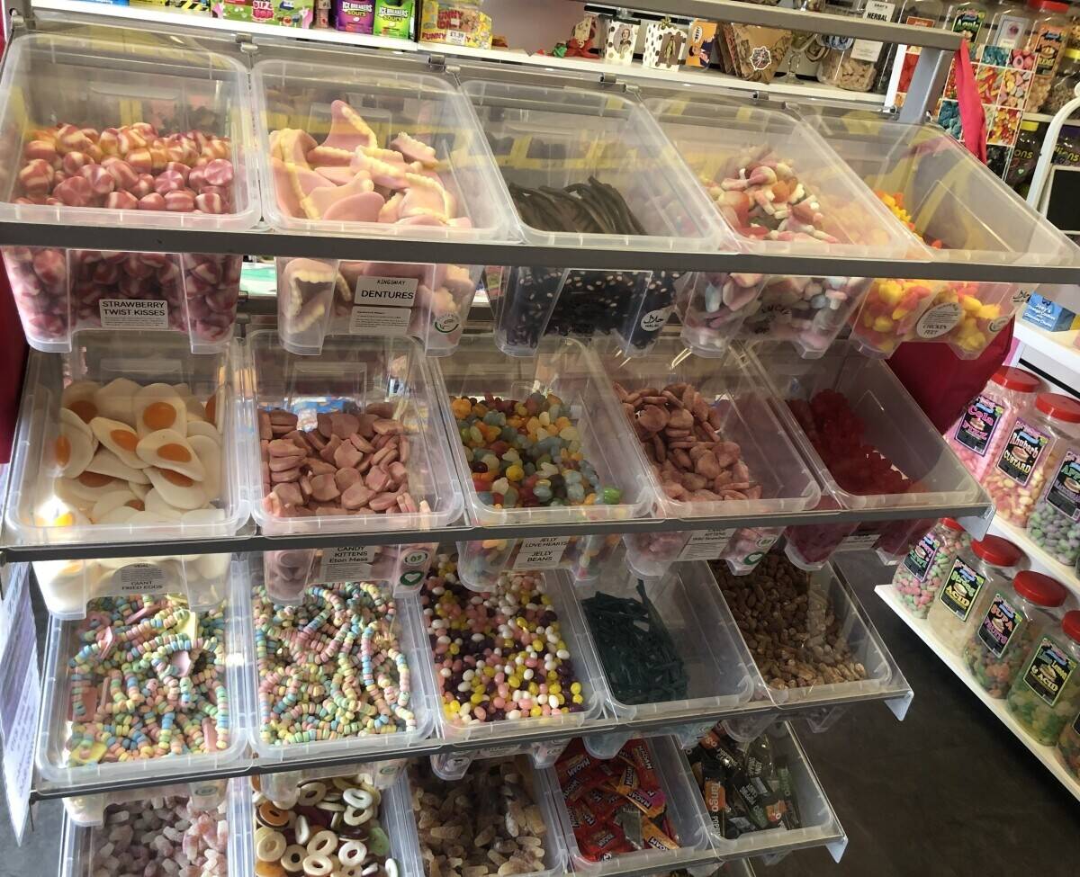 Independent family run sweet shop for sale Photo 6