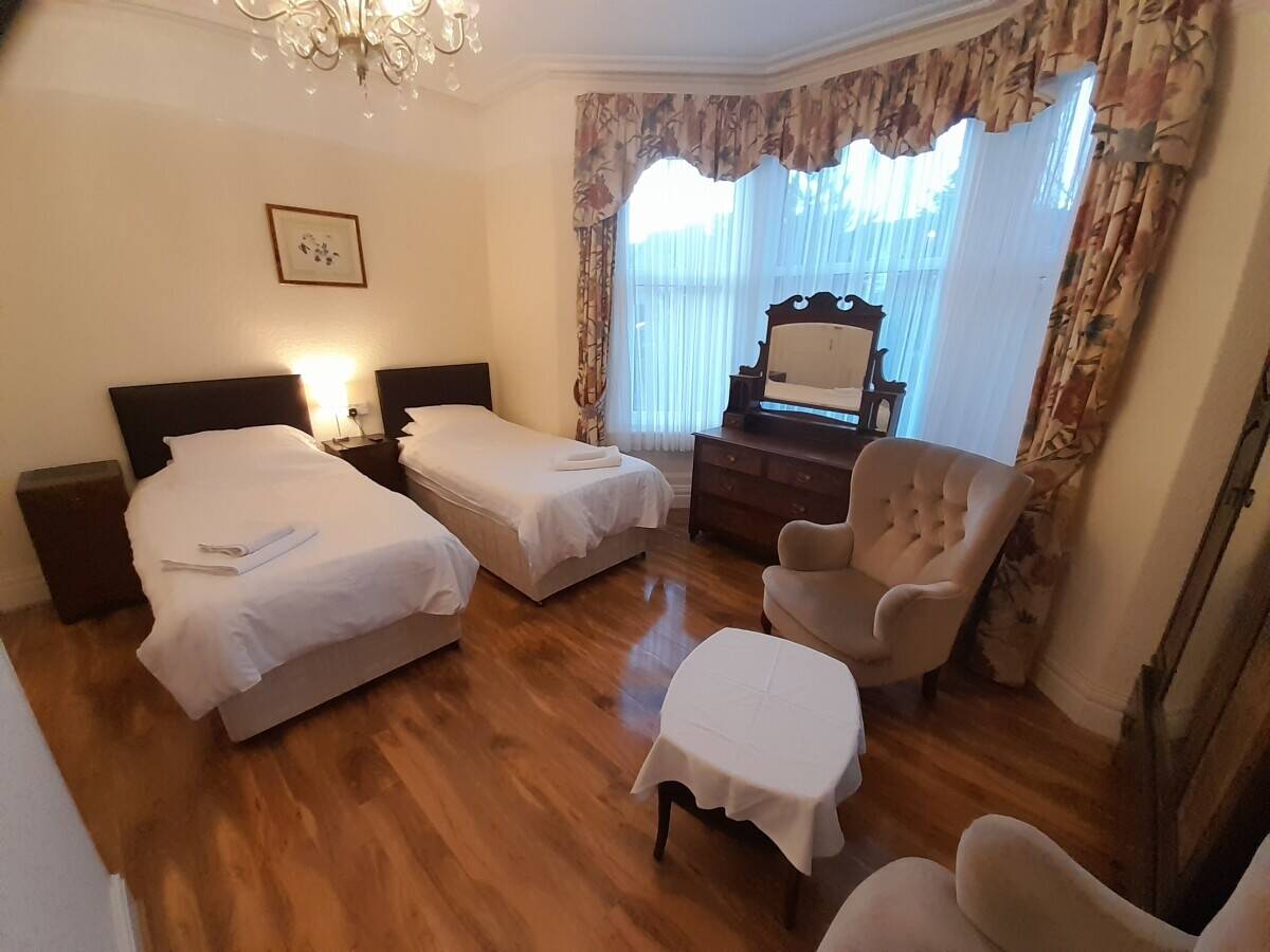 CONWY - DETACHED SIX BEDROOM GUEST HOUSE IN THE SEASIDE TOWN OF LLANDUDNO Photo 6