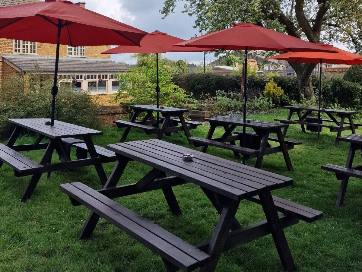 NORTHAMPTONSHIRE -  5 BEDROOM PUB & RESTAURANT IN SOUGHT AFTER VILLAGE