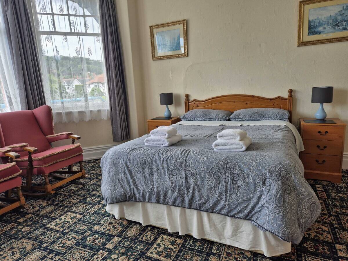 CONWY - 14 BEDROOM HOTEL IN THE SEASIDE RESORT OF COLWYN BAY Photo 6