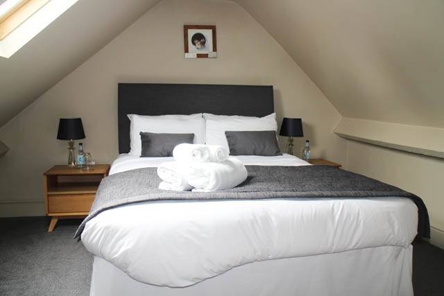 GLOUCESTERSHIRE -AWARD WINNING PUB IN EDGE OF COTSWOLD TOWN Photo 6