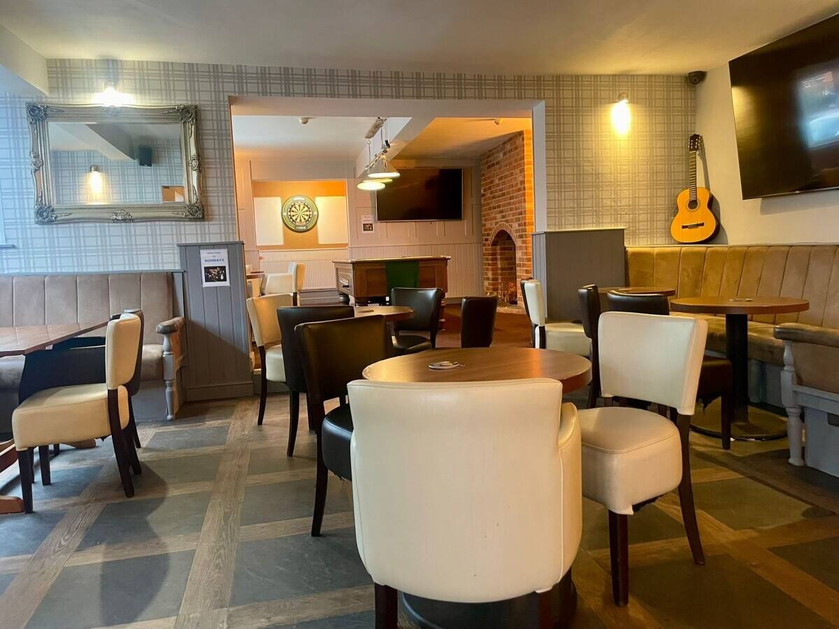 DERBYSHIRE - DETACHED PUB WITH CAR PARK AND SIZEABALE COURTYARD BAR/OUTBUILDING Photo 6