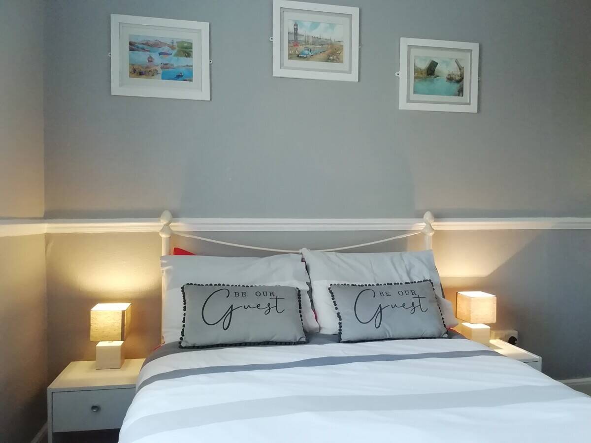 Immaculate Sea View Guest with Pretty Garden Photo 6