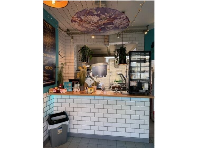 Street Food-Inspired Takeaway with Top Ratings – Turnkey Business by the Sea