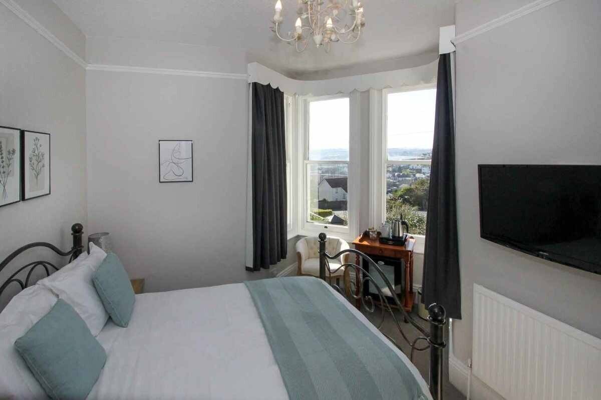 An 11-letting-bedroom former guest house