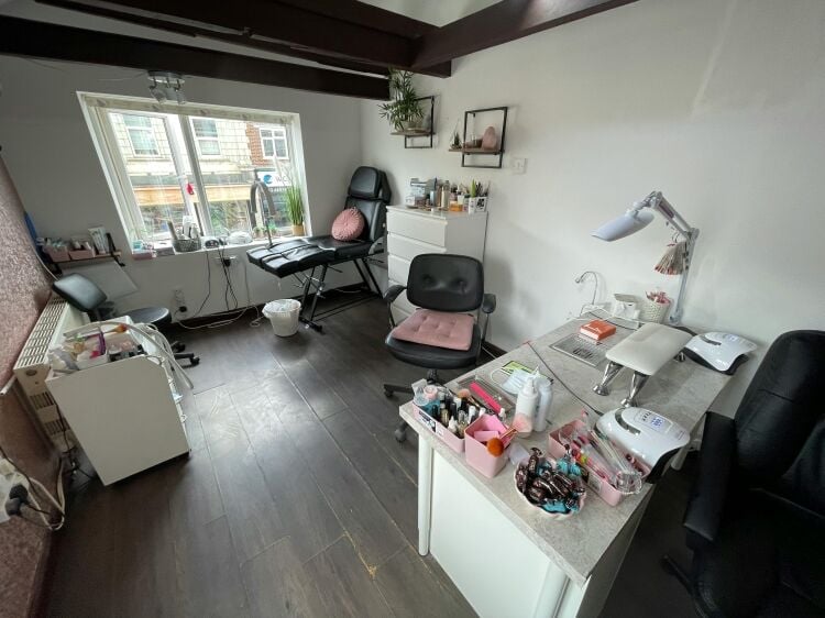 Well Presented Tanning Salon & 2 Treatment Rooms
