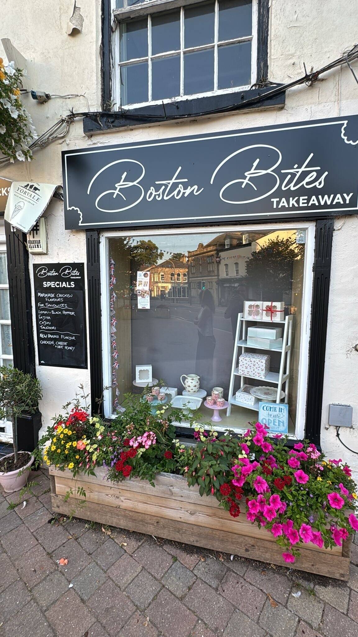 Leasehold sandwich deli takeaway with forecourt seating