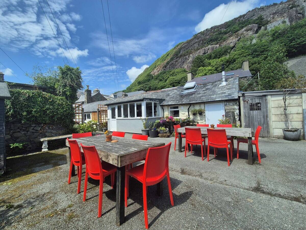 GWYNEDD - ESTABLISHED & CHARMING PUB/RESTAURANT LOCATED IN HISTORIC TOWN SQUARE Photo 6