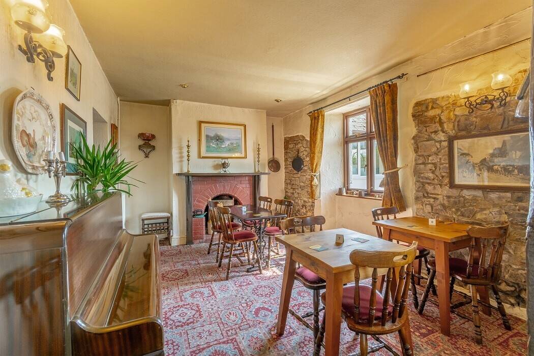 Detached Character Devon Country Pub Set In 0.5 Of An Acre With 4 Bedroom Accommodation