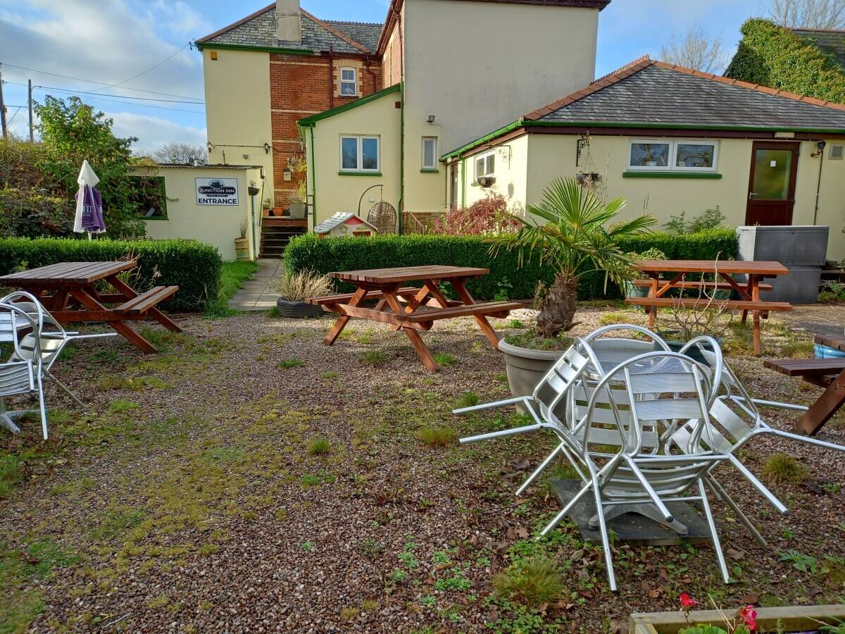 DEVON - THRIVING VILLAGE PUB WITH STRONG COMMUNITY SUPPORT Photo 6