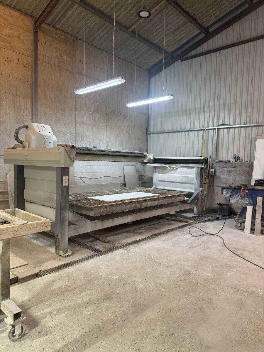 Manufacturers of high quality of granite, quartz, marble and porcelain worktops