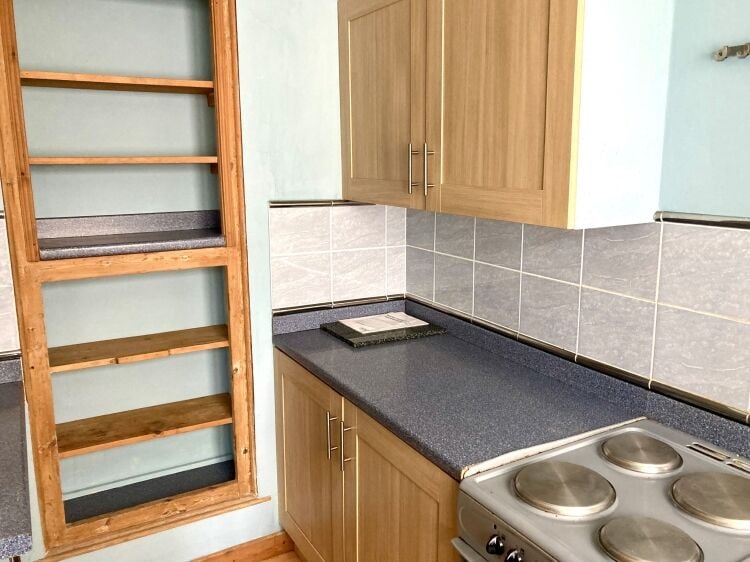 VERSATILE MIXED EMPTY COMMERCIAL PREMISES with LARGE 3 BEDROOM MAISONETTE Photo 6