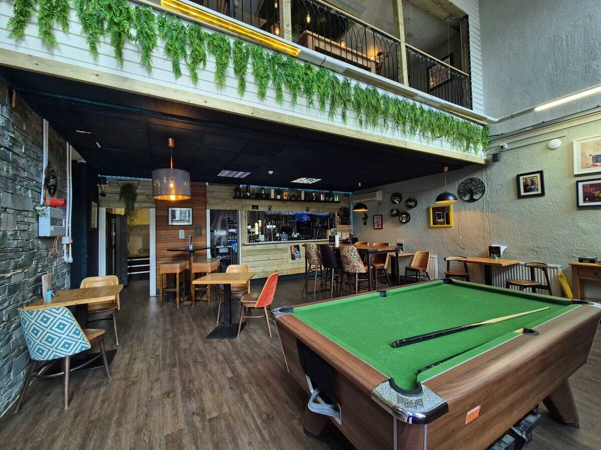 LAKE DISTRICT - STYLISH BAR AND KITCHEN IN TOURIST TOWN