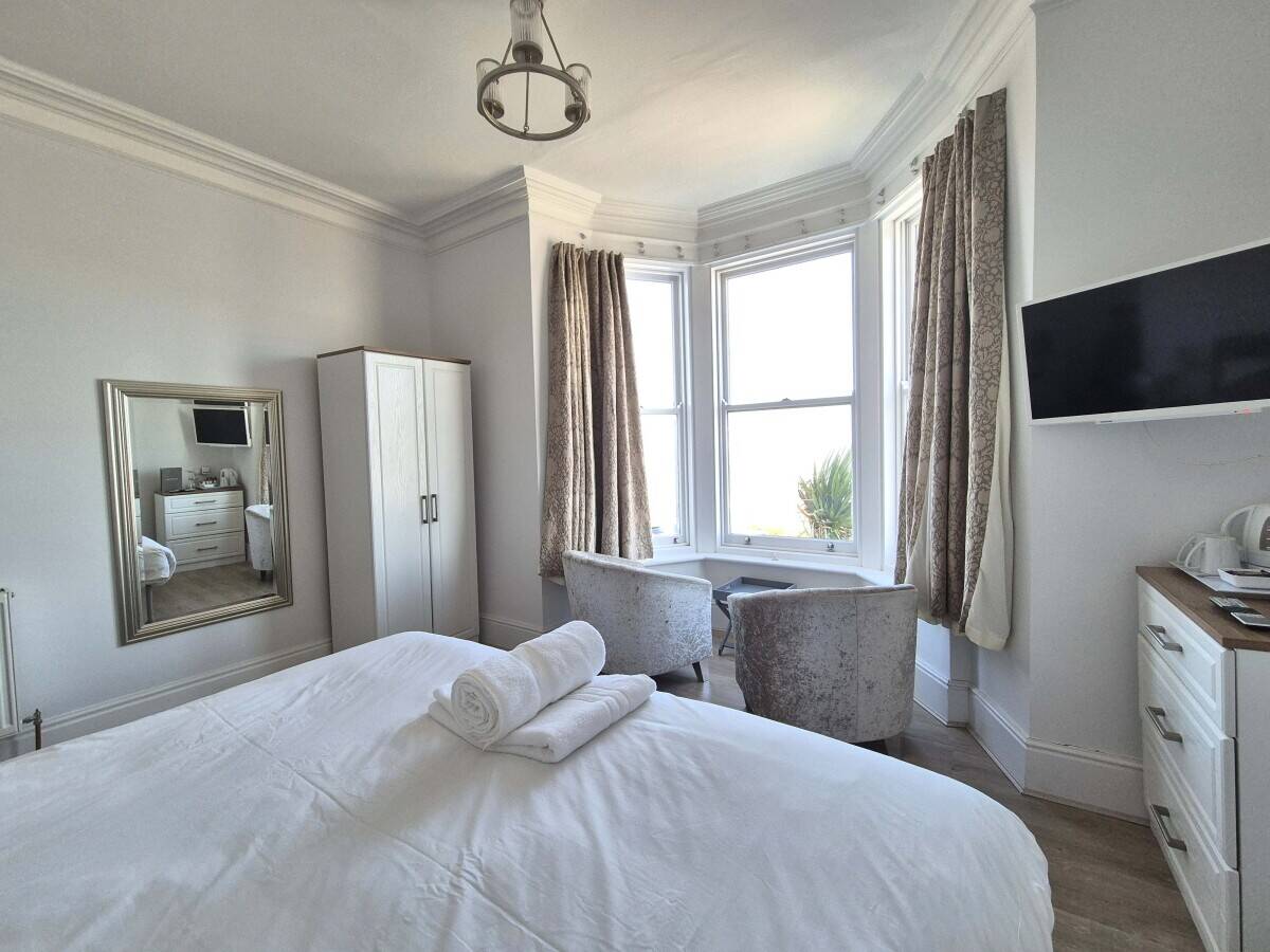 CONWY – FULLY REFURBISHED BED & BREAKFAST LOCATED ON LLANDUDNO’S NORTH SHORE