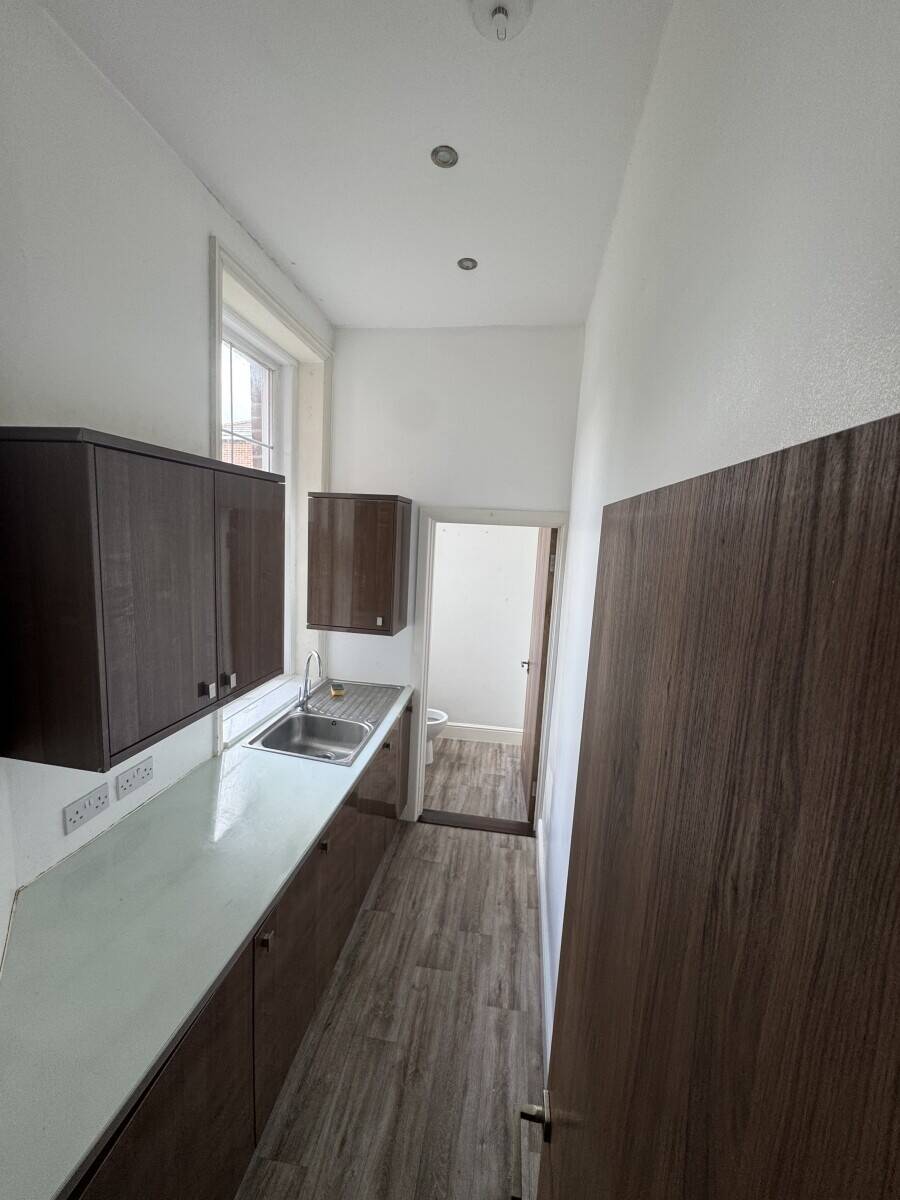Beauty salon ready to let - currently not trading Photo 6
