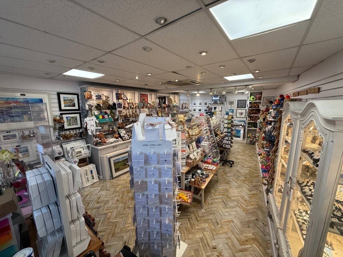 An outstanding gift shop occupying a 100% prime retail pitch in St Andrews (ref 1761)
