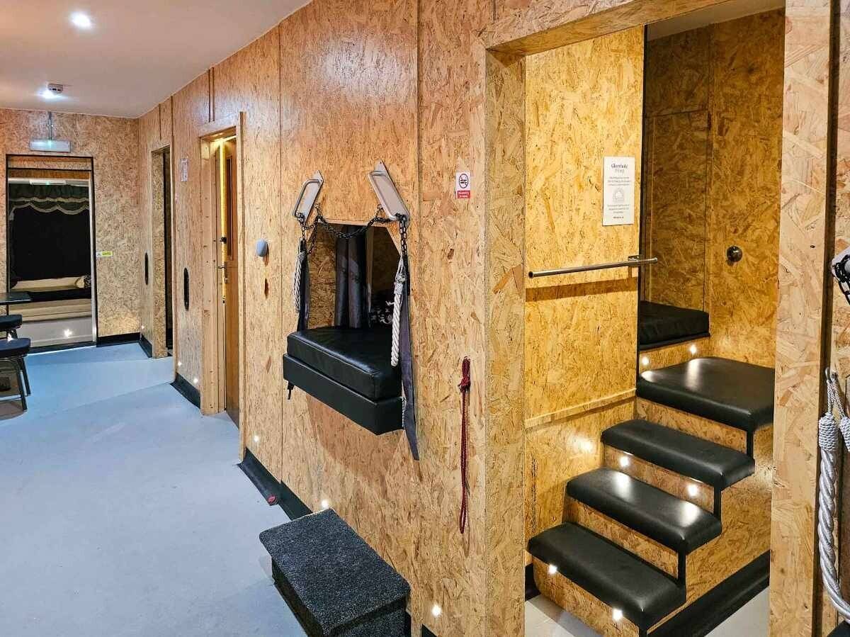 An opportunity to acquire an established adult entertainment venue Photo 6