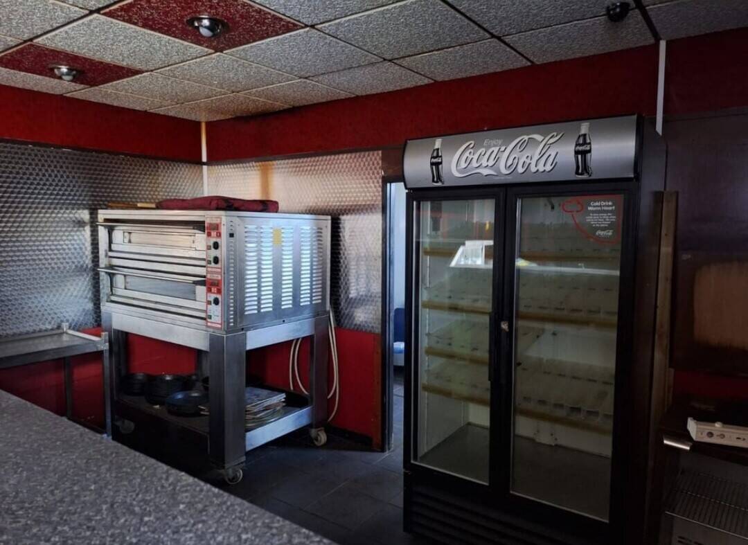 TAKEAWAY AND 2 LARGE HALLS FOR RENT Photo 7