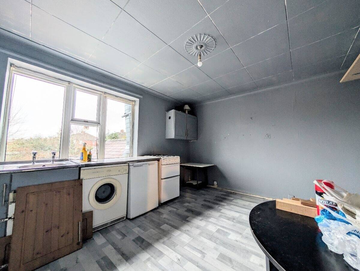 Continental Lunch Box & Kebab - Pizza parlour for sale or to let in Merseyside L 35 area. Photo 6