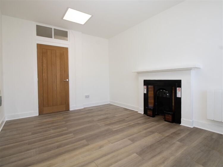 Vacant Retail Premises Photo 6