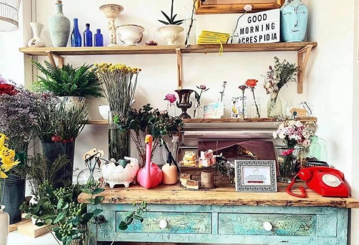 Vintage vibes caf&eacute; and cakes for sale Photo 6