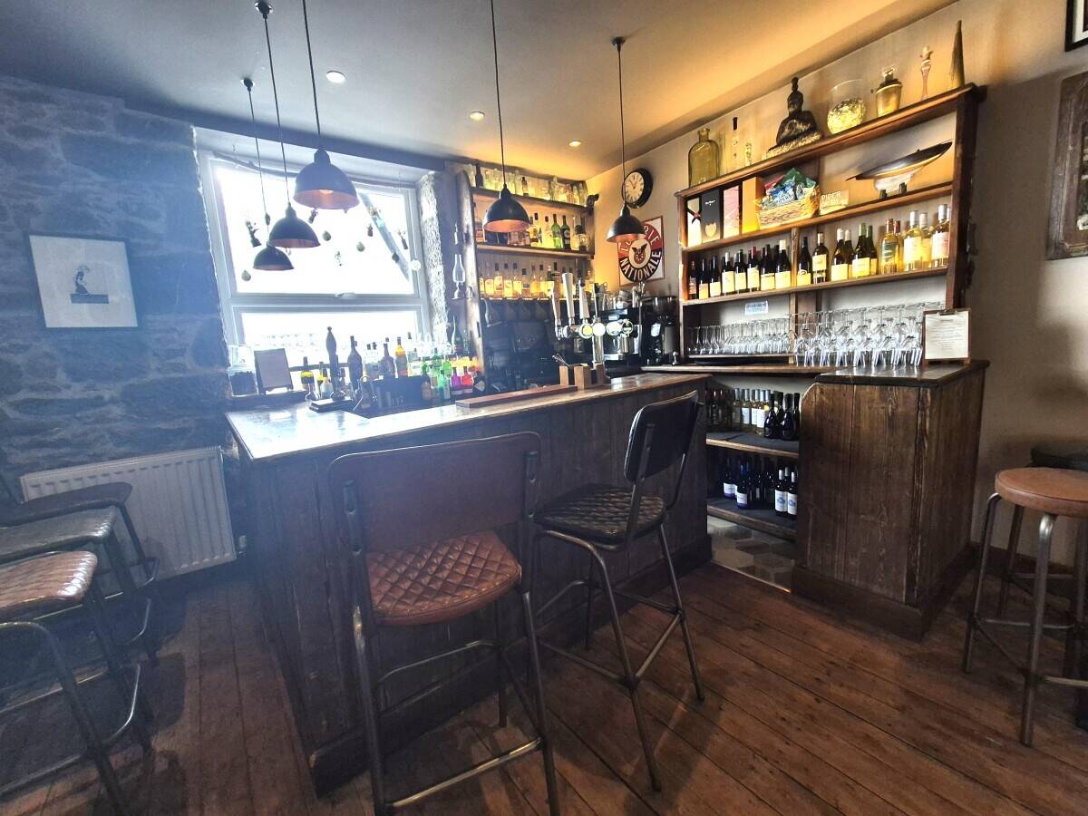 ISLE OF ANGLESEY - ESTABLISHED BISTRO AND APARTMENT
