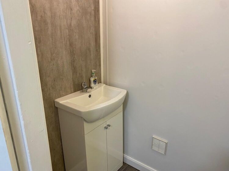 Leasehold Tanning Salon & Beauty Rooms Located In Northfield Photo 6