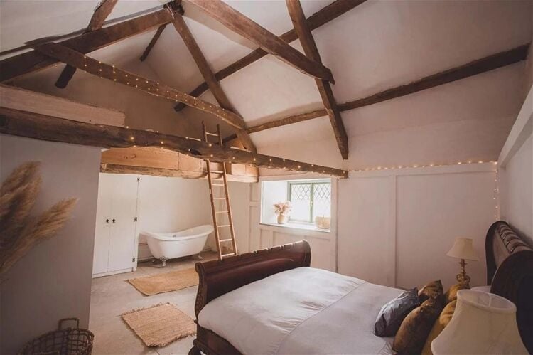 Historic Riverside Thatched Inn Reimagined as a Private Retreat For Sale in Tiverton Photo 6
