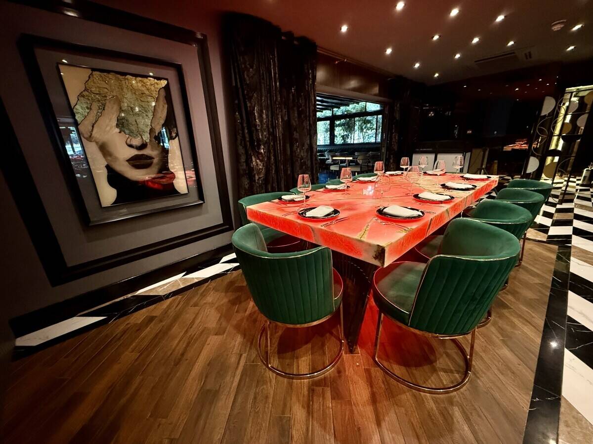 Restaurant, Cocktail Bar & Shisha Lounge with Flats above for Sale in Buckinghamshire Photo 6