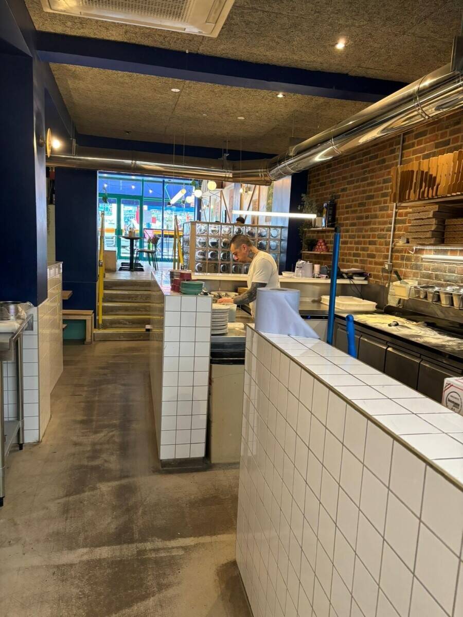 Fully fitted pizza restauant and bar lease for sale in West Norwood