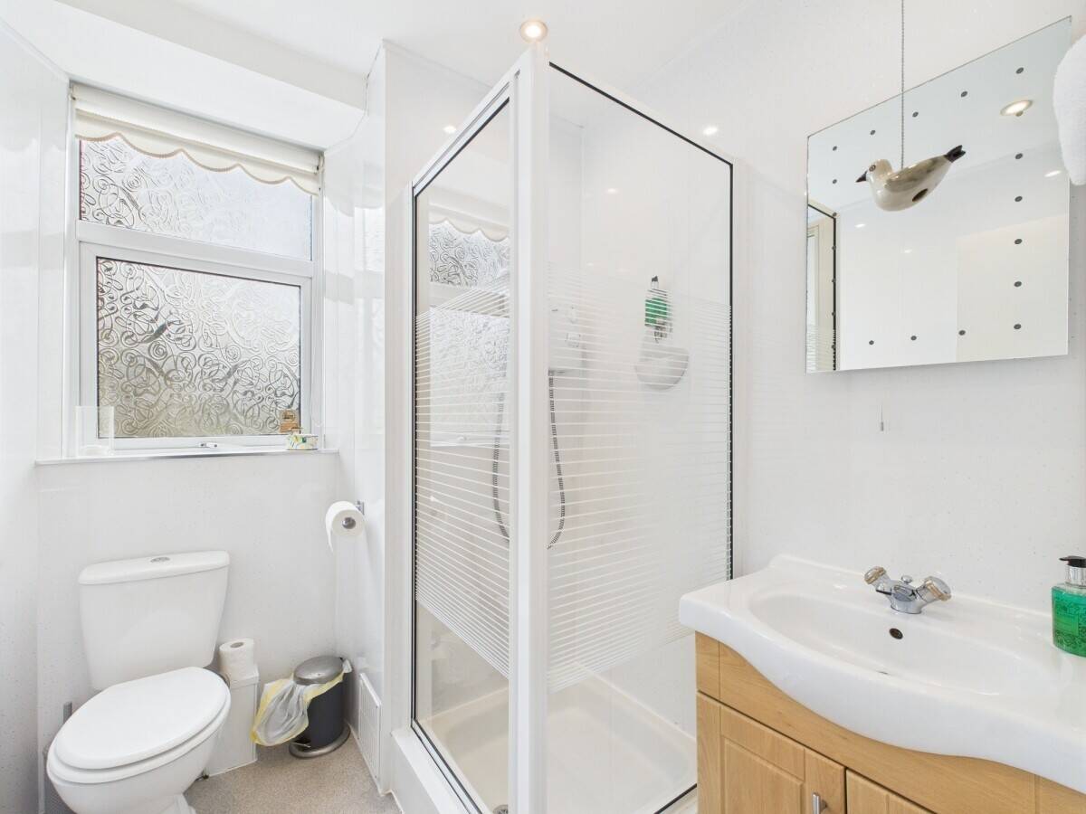 Superb  opportunity to acquire a 6 bed/6 bath & 1 bed annex guest house in Windermere Photo 6
