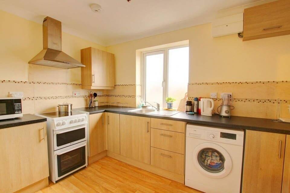 🏪Established Village Pizza & Kebab Takeaway – Low Rent £13k – 25 Years Trading – Optional 2-Bed Ft. Photo 6