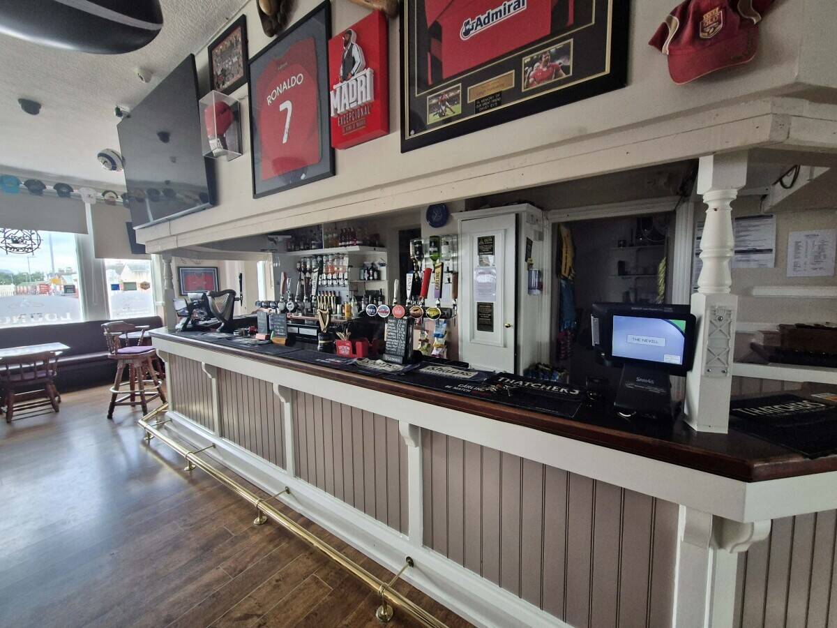 CONWY - SUBSTANTIAL SEASIDE PUBLIC HOUSE WITH PLANNING PERMISSION