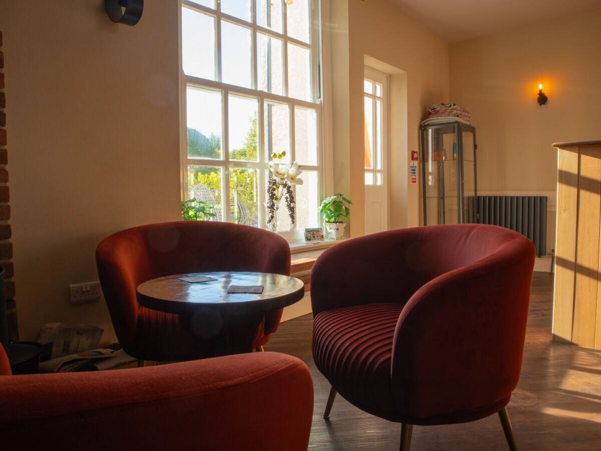 DEVON – THOROUGHLY RESTORED TOWN CENTRE HOTEL AND BAR